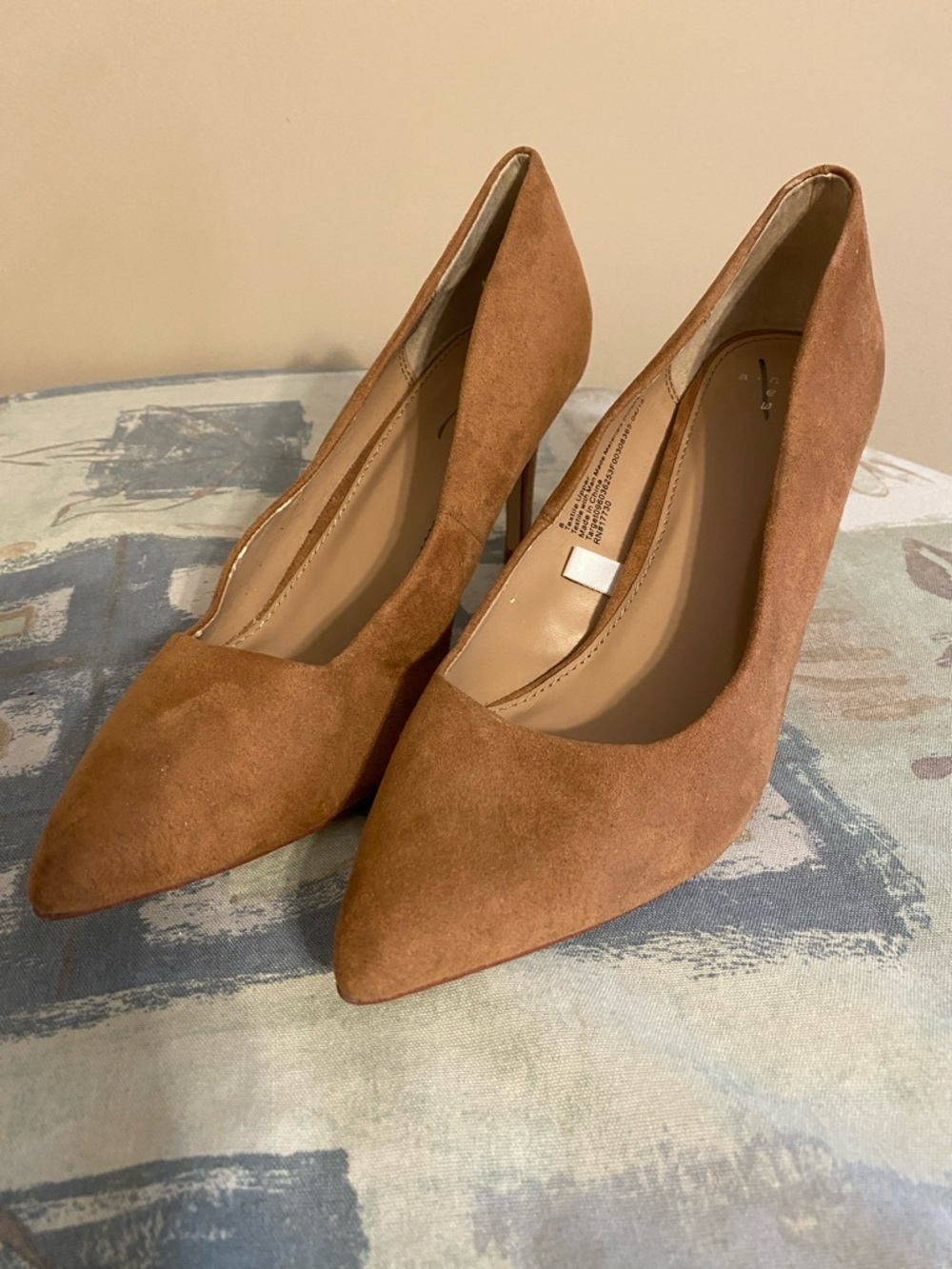 Classic Pointed-Toe Women's Pumps in Cream Color Suede Size 8 Shoe 3.5” Heels